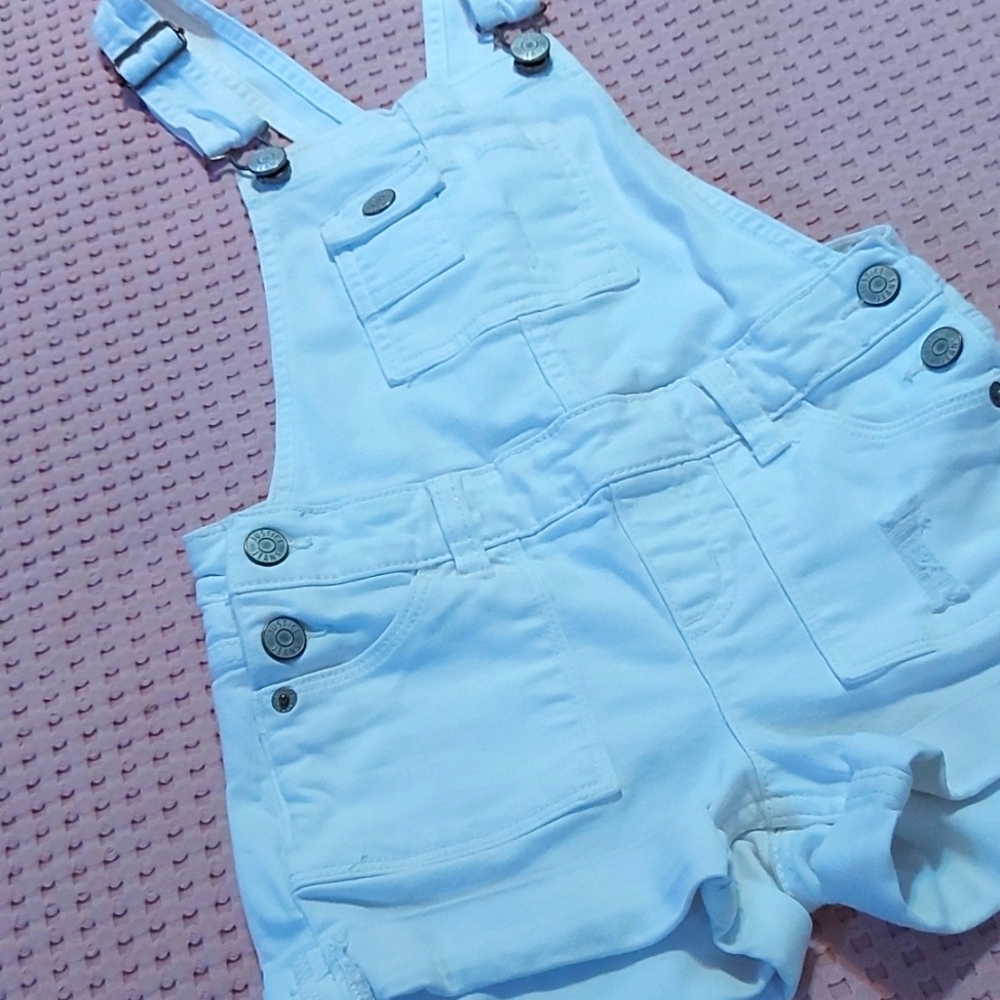 Girl's overall short.